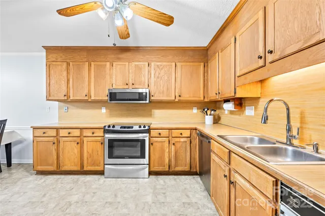 $260,000 | 8430 Coulwood Oak Lane, Charlotte, NC 28214