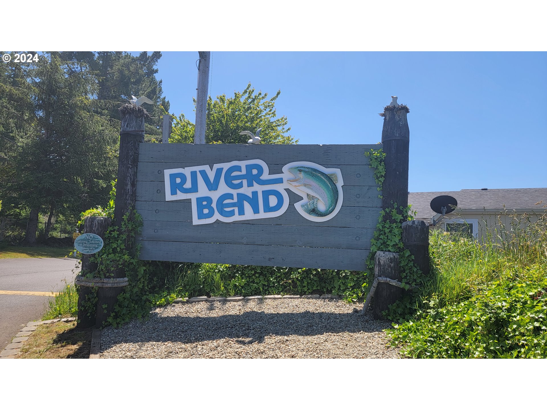 100 River Bend Road, Unit 98 Reedsport, OR 97467 - Photo 23 of 27 a sign that is sitting on a brick wall