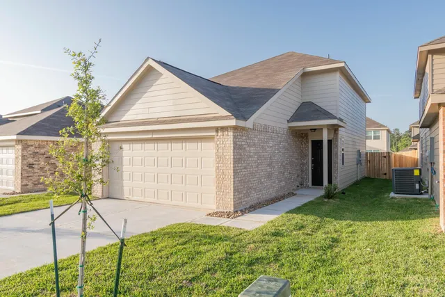 $1,600 | 433 Upper Creek Drive, Willis, TX 77378