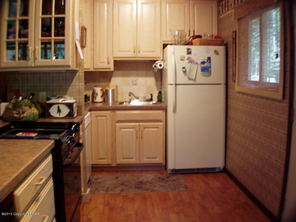 209 Blue Ridge Drive Canadensis, PA 18325 - Photo 9 of 19 Kitchen