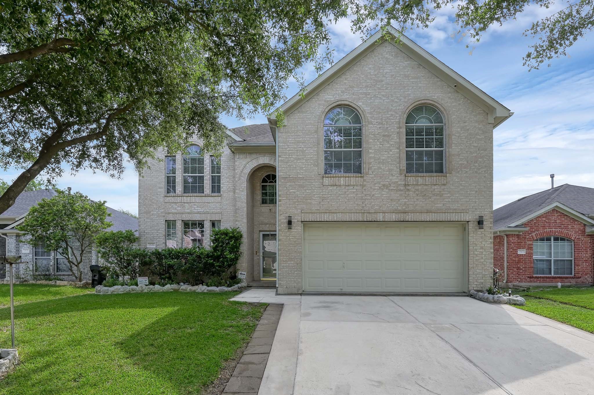 2539 Forge Creek Road Houston, TX 77067 - Photo 2 of 40 Lovely brick home located in Heritage Village.