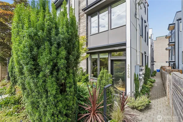 $3,995 | 3665 Interlake Avenue North, Unit B, Seattle, WA 98103