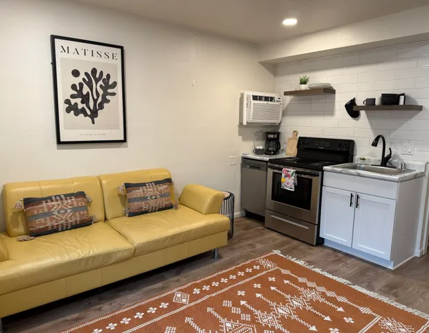 $1,400 | 514 East Mifflin Street, Madison, WI 53703