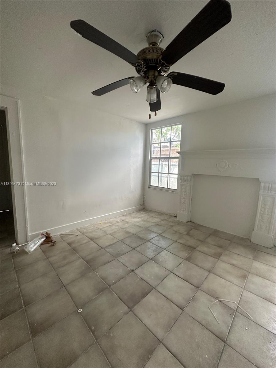 276 East 12th Street Hialeah, FL 33010 - Photo 5 of 27 en empty room with windows and ceiling fan