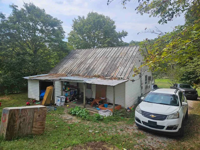 a view of a house with backyard