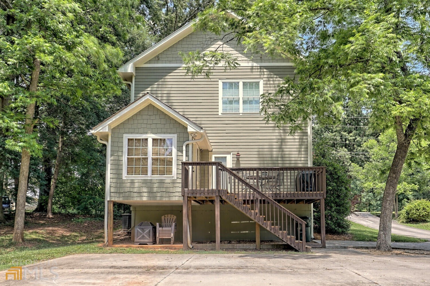 643 Washington Street Clarkesville, GA 30523 - Photo 4 of 56 a view of a house with a yard and large tree