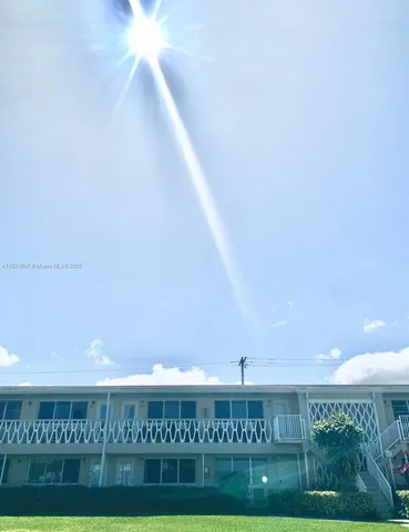 a view of front of house with yard