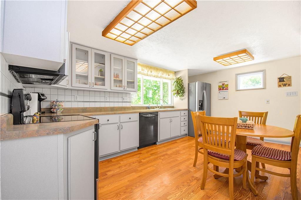 10 Swihart Road Canonsburg, PA 15317 - Photo 15 of 25 Light and Bright, tons of counter and cabinet space!