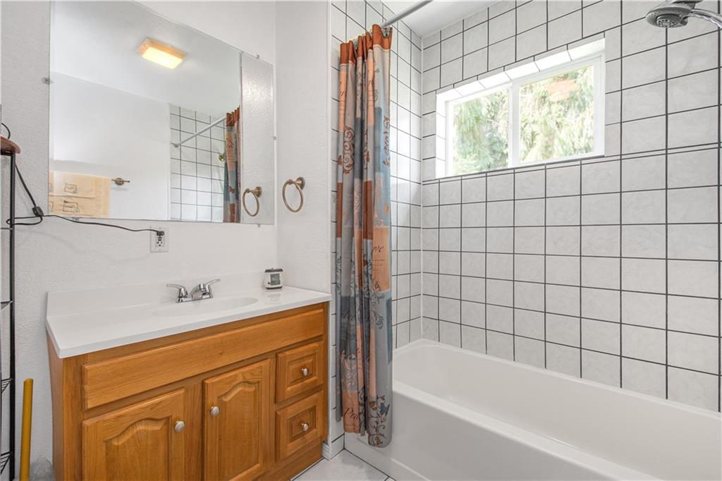 10 Swihart Road Canonsburg, PA 15317 - Photo 23 of 25 2nd Floor Full Main bathroom ~ Ceramic surround and flooring, nice and neutral
