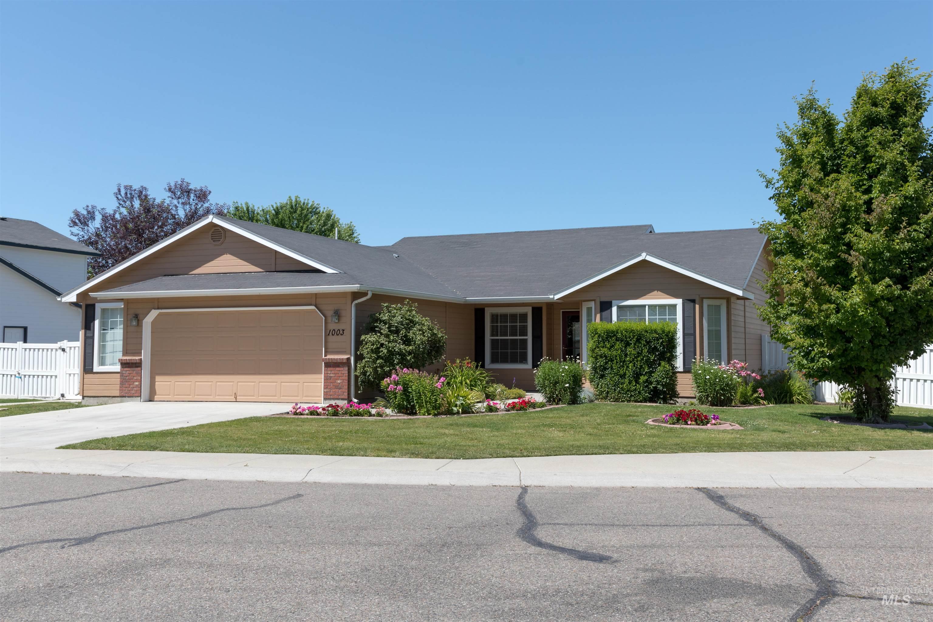 Ranch-style house featuring brick siding, a garage, and concrete driveway