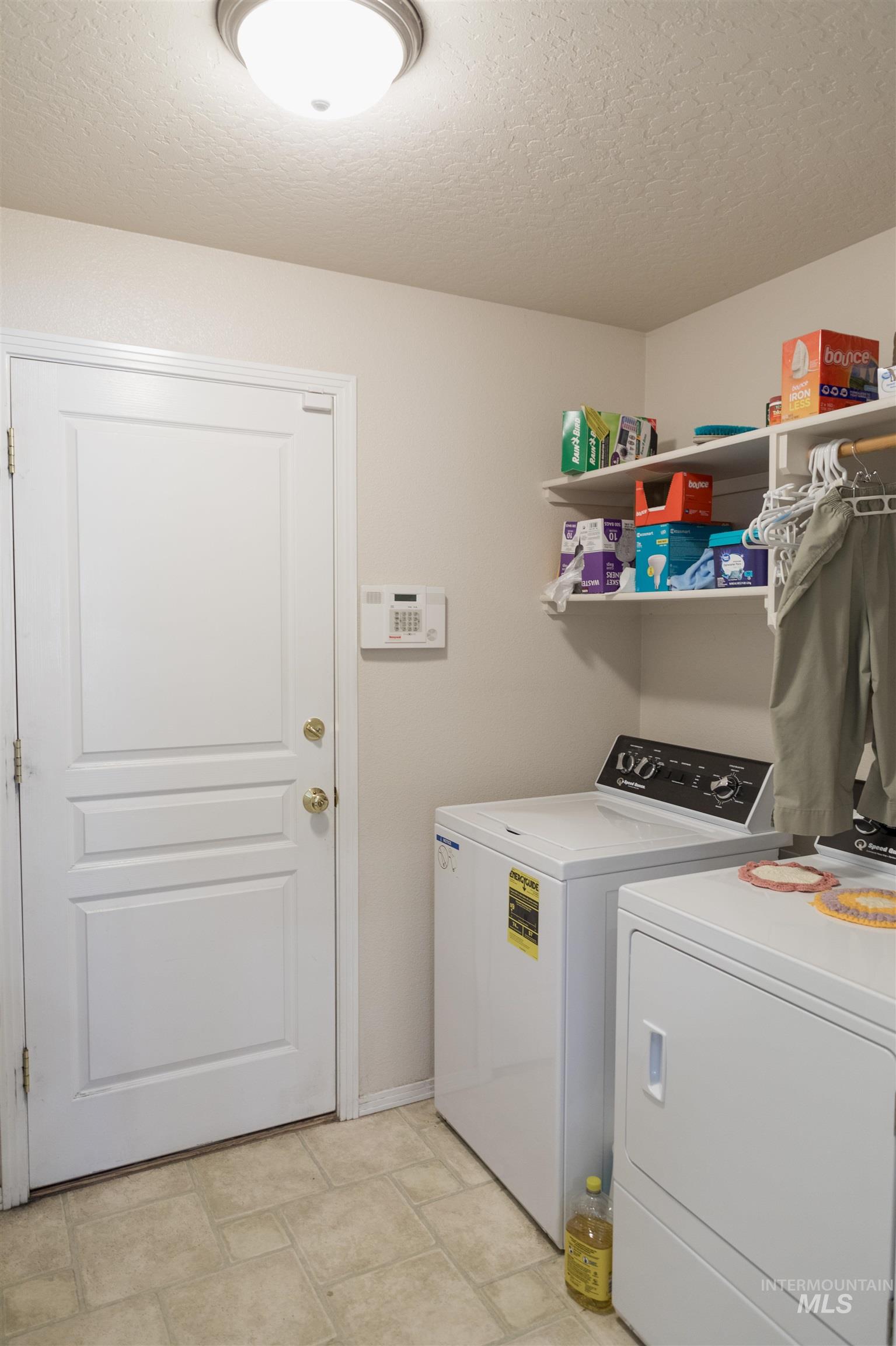 1003 Partridge Street Fruitland, ID 83619 - Photo 21 of 48 Laundry area featuring a textured ceiling and washing machine and dryer