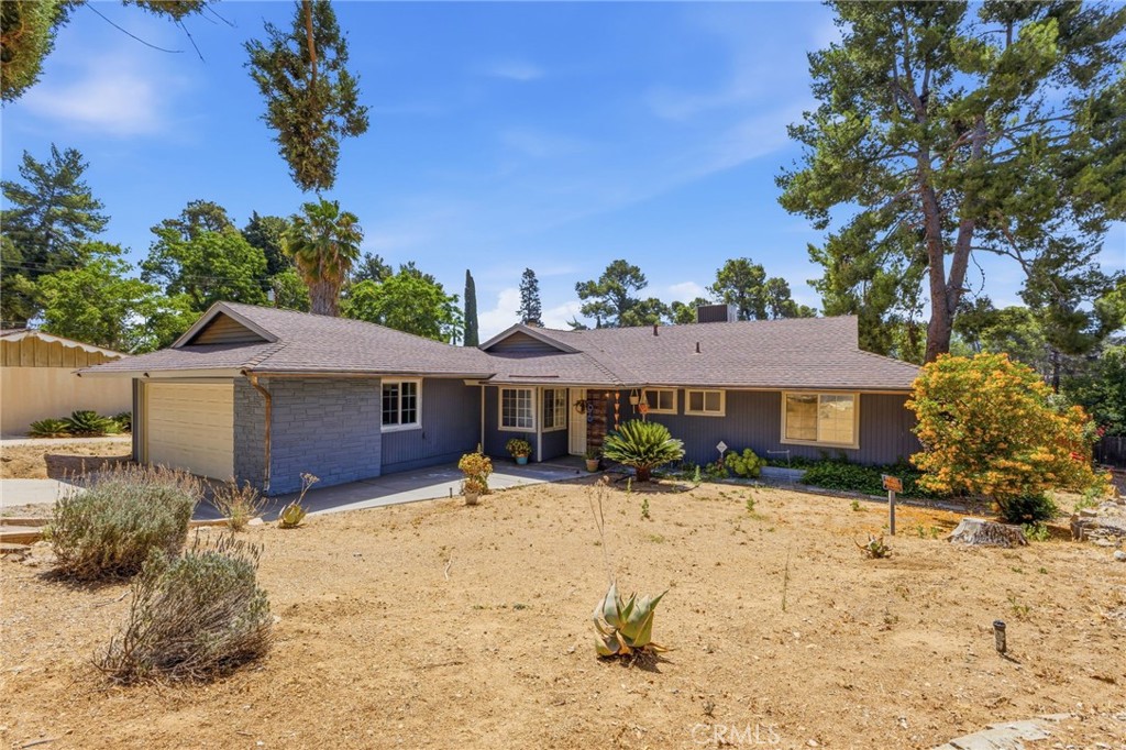 96 West Repplier Road Banning, CA 92220 - Photo 3 of 53 Spacious, desertscape front yard