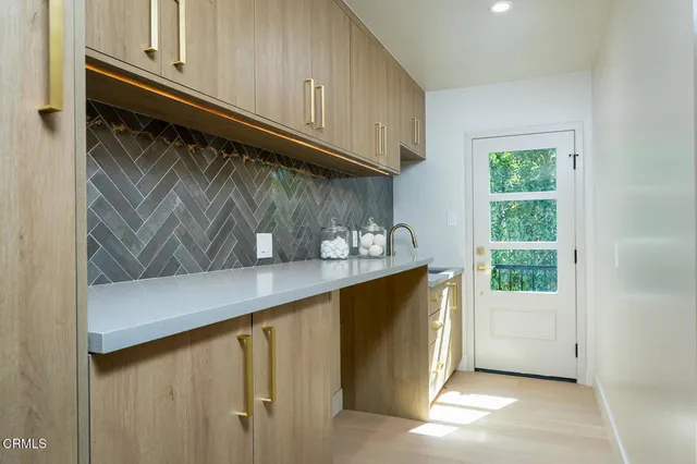 a close view of sink and tap