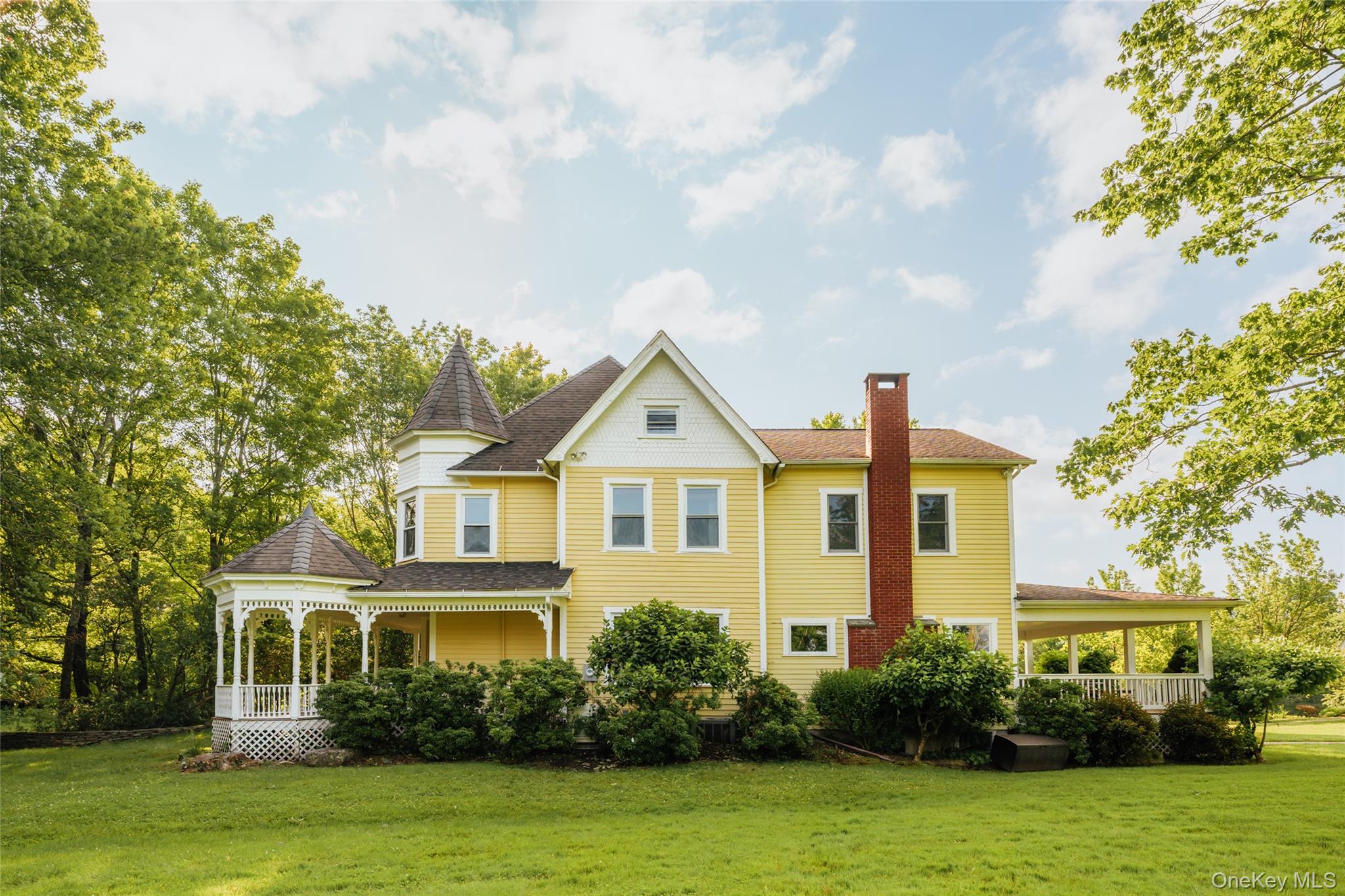 111 Jim Stephenson Road Jeffersonville, NY 12748 - Photo 3 of 50 a front view of a house with garden