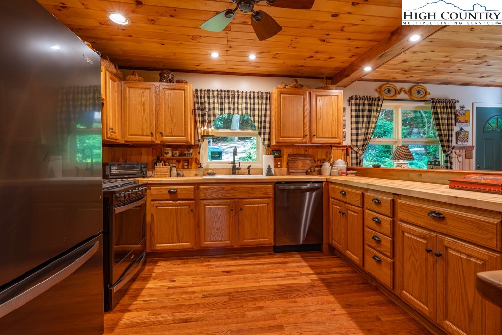 307 Lakeview Road Newland, NC 28657 - Photo 16 of 49