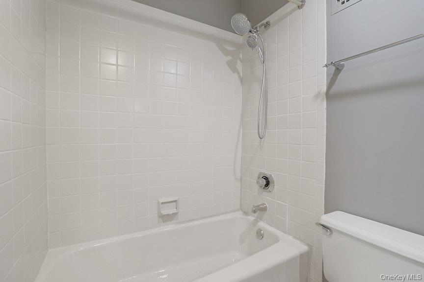 1701 Crompond Road, Unit 6304 Peekskill, NY 10566 - Photo 13 of 23 a bathroom with a bathtub and a toilet
