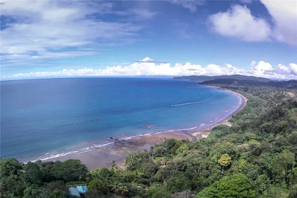 a view of entryway front of house