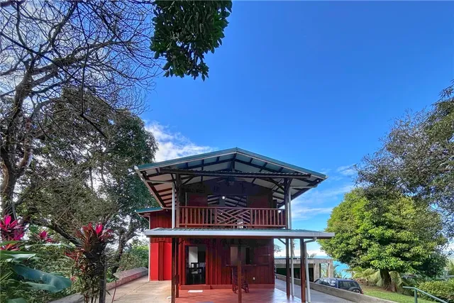 a view of a large yard with lots of green space