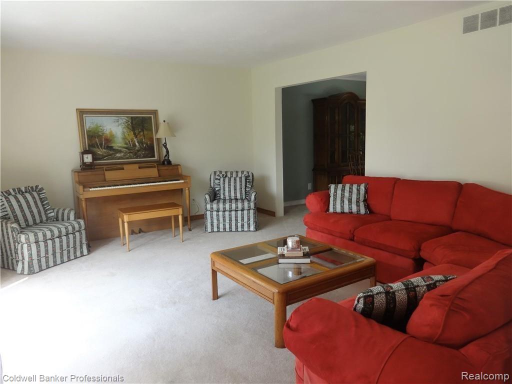 5065 Aintree Court Rochester, MI 48306 - Photo 19 of 59 5065 Aintree Ct_Large living room