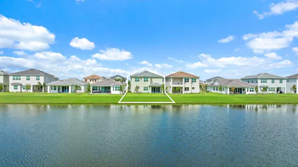 a view of an house with swimming pool and yard
