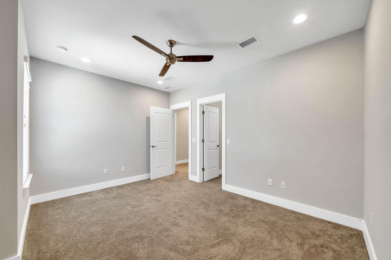 995 Airport Road, Unit 39 Destin, FL 32541 - Photo 28 of 37 a view of a livingroom with a ceiling fan and entryway