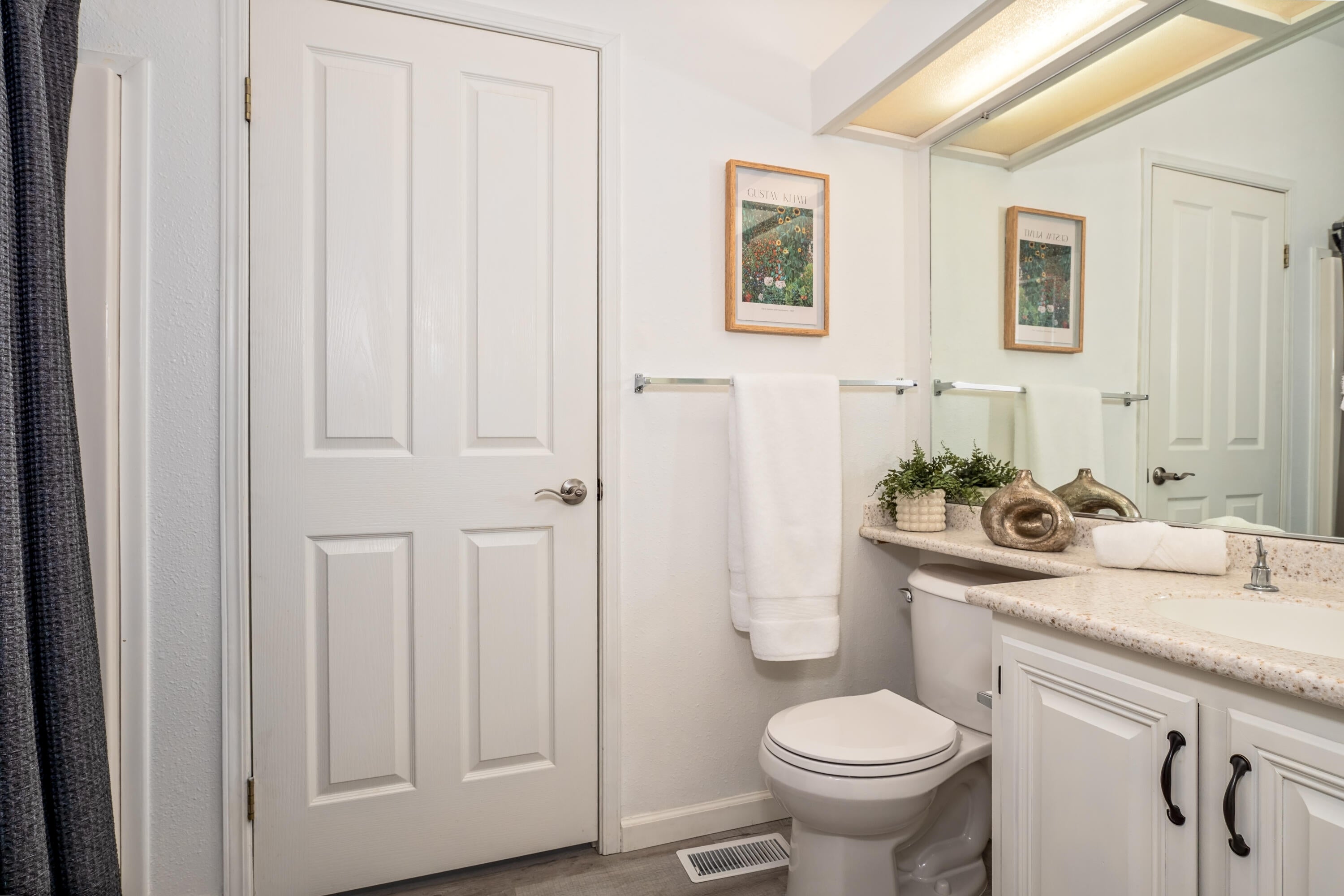 555 Freeman Road, Unit 73 Central Point, OR 97502 - Photo 14 of 33 Hall bath...door leads to laundry room