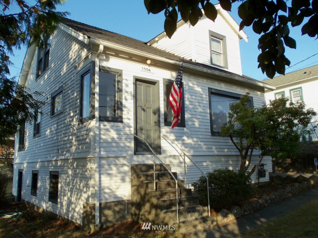 1306 Southwest Myrtle Street Seattle, WA 98106 - Photo 1 of 12 Gallery Image 1