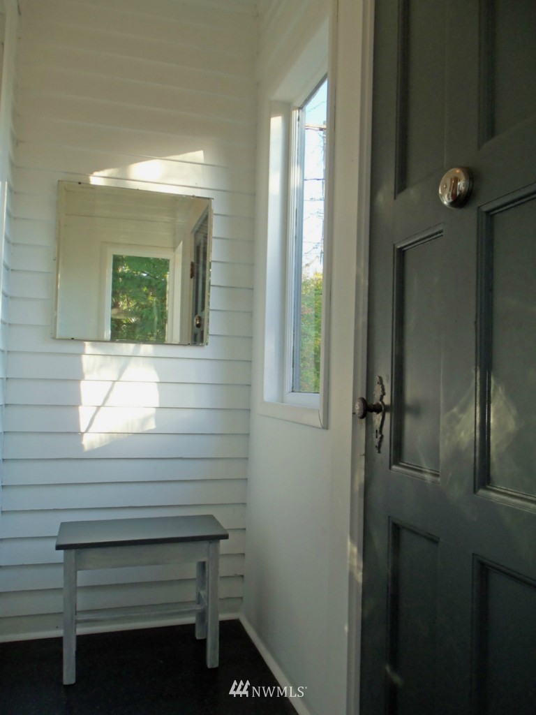 1306 Southwest Myrtle Street Seattle, WA 98106 - Photo 2 of 12 Gallery Image 2