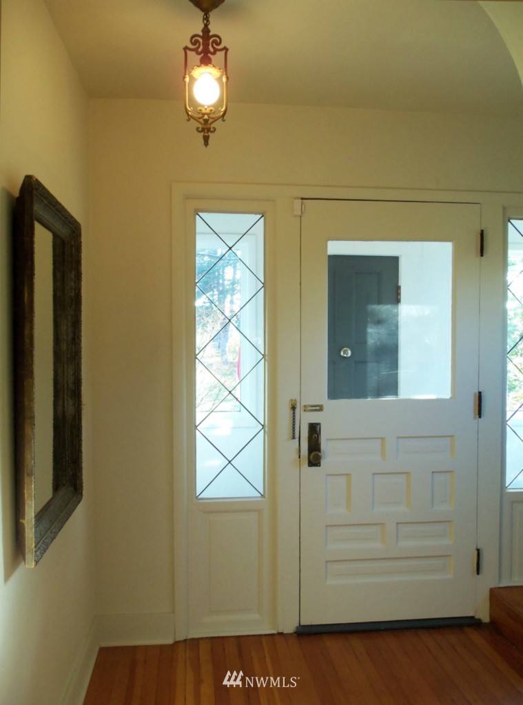 1306 Southwest Myrtle Street Seattle, WA 98106 - Photo 3 of 12 Gallery Image 3