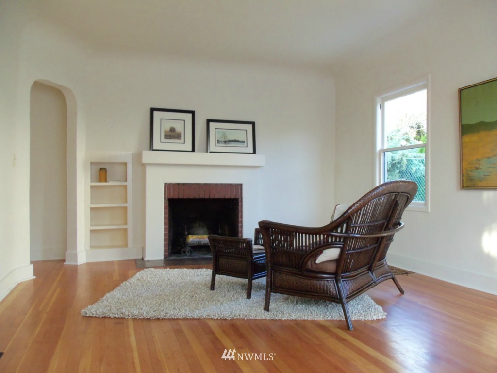 1306 Southwest Myrtle Street Seattle, WA 98106 - Photo 4 of 12 Gallery Image 4