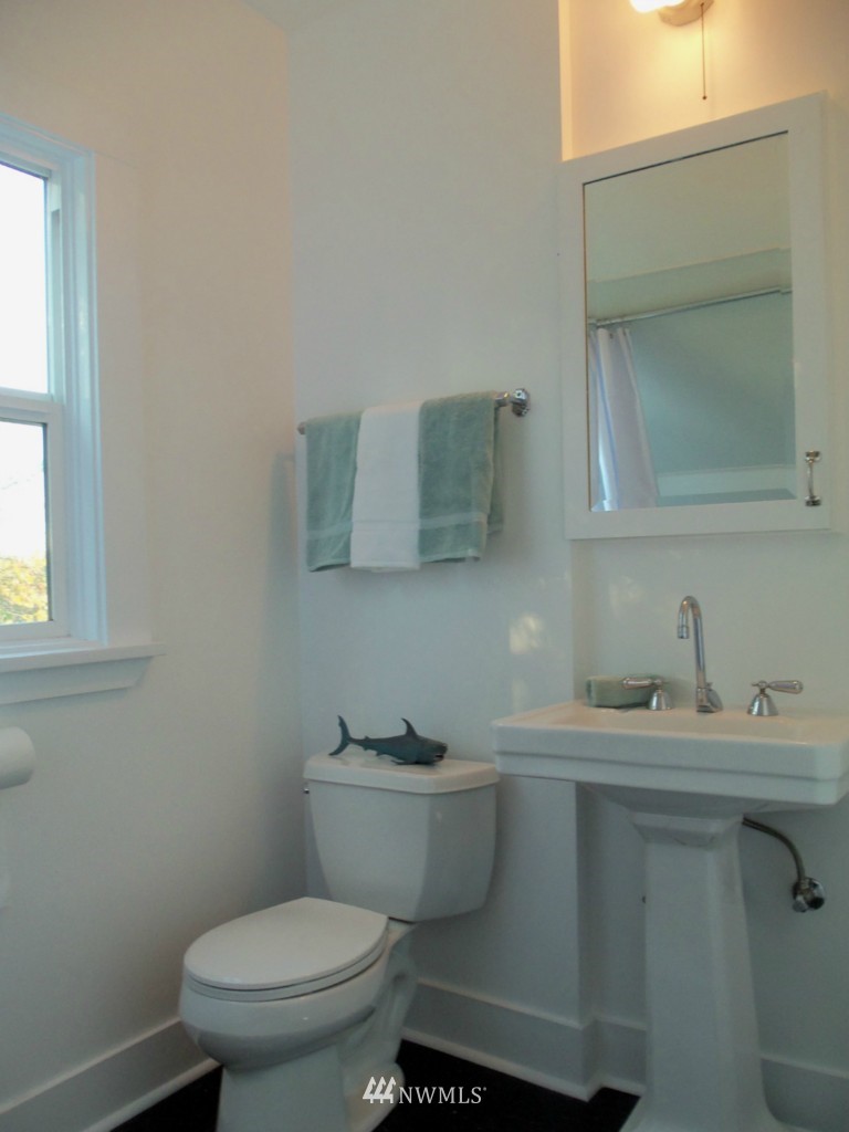 1306 Southwest Myrtle Street Seattle, WA 98106 - Photo 6 of 12 Gallery Image 6