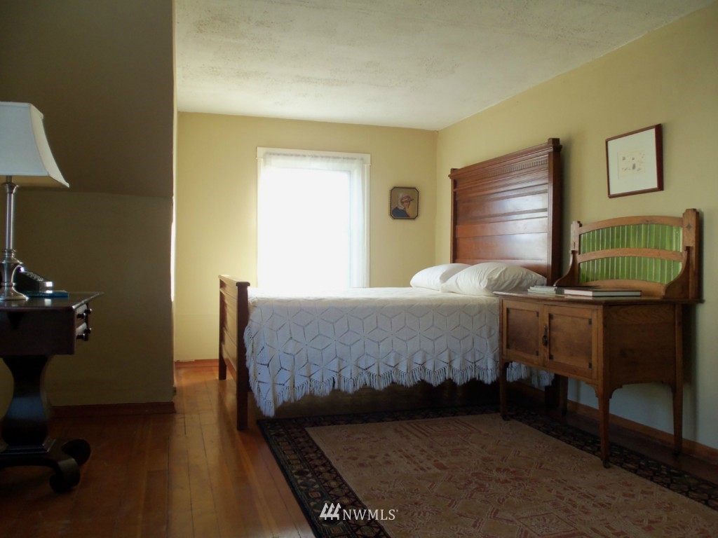1306 Southwest Myrtle Street Seattle, WA 98106 - Photo 7 of 12 Gallery Image 7