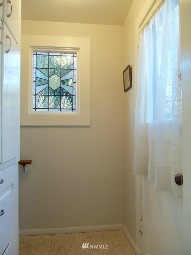 1306 Southwest Myrtle Street Seattle, WA 98106 - Photo 10 of 12 Gallery Image 10