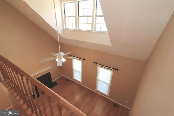 a view of empty room with window