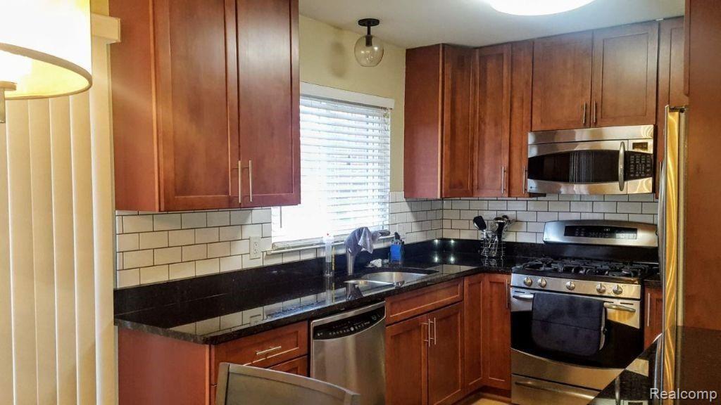 1426 Crescent Lane Rochester Hills, MI 48306 - Photo 3 of 23