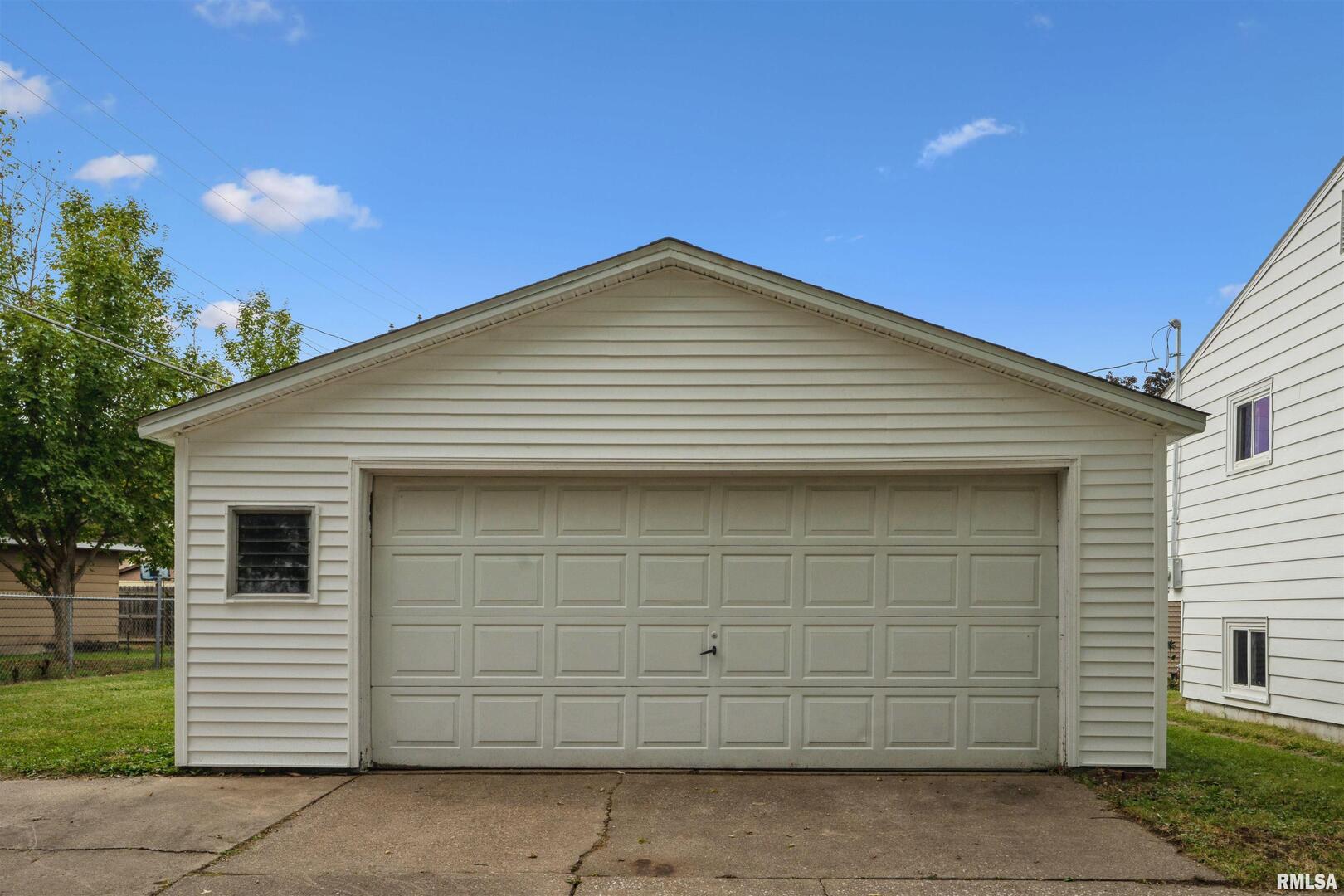 3403 4th Street East Moline, IL 61244 - Photo 2 of 27