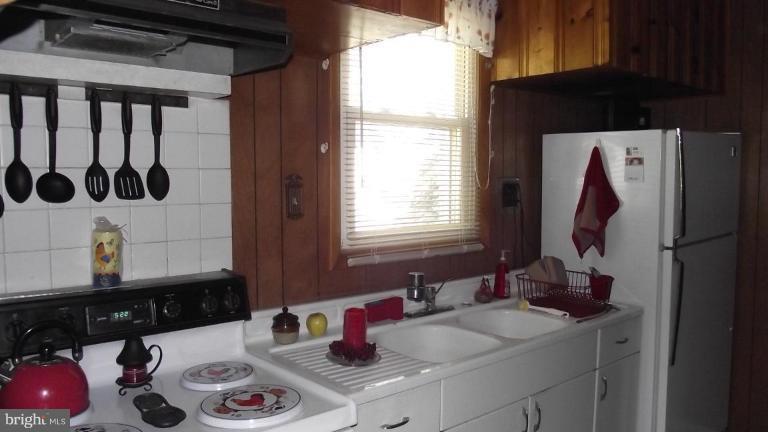 20 Montrose Road Pasadena, MD 21122 - Photo 11 of 16 Kitchen #2