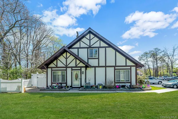 $445,000 | 71 Crystal Rock Court, Middle Island, NY 11953