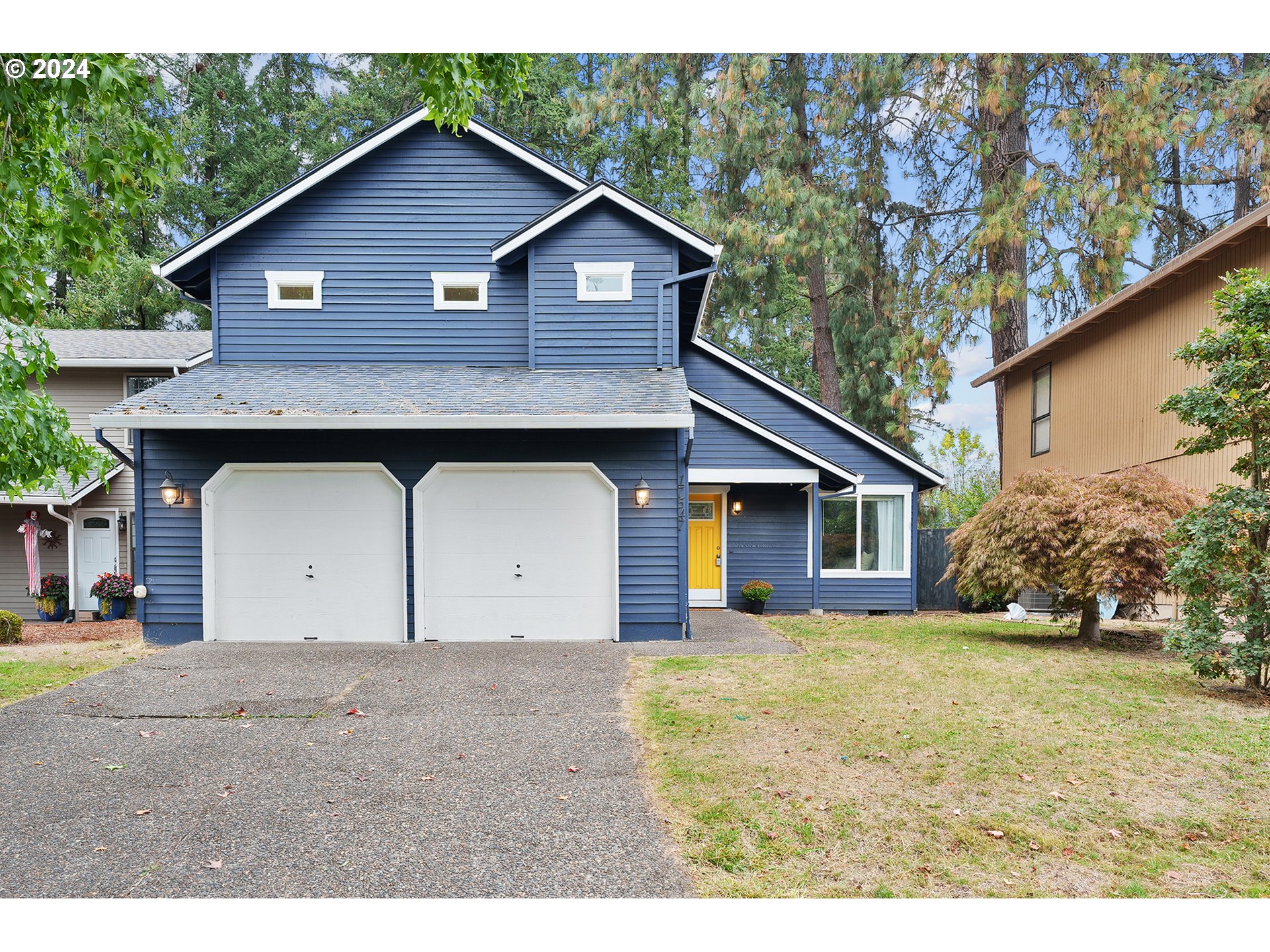 a view of front of a house with a yard