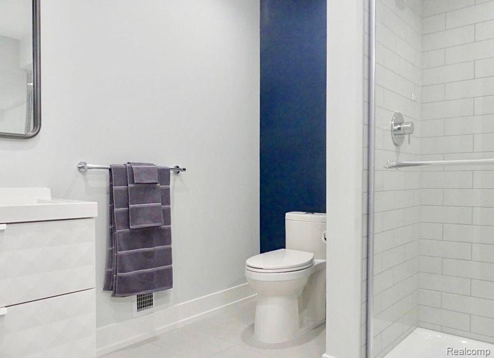 876 GreenView Court Rochester, MI 48307 - Photo 22 of 40 Primary bath