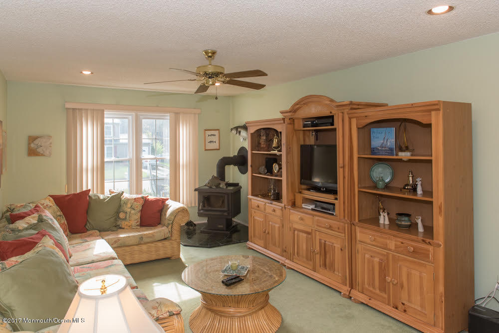 189 Brandon Road Manchester Township, NJ 08759 - Photo 12 of 41 Family room
