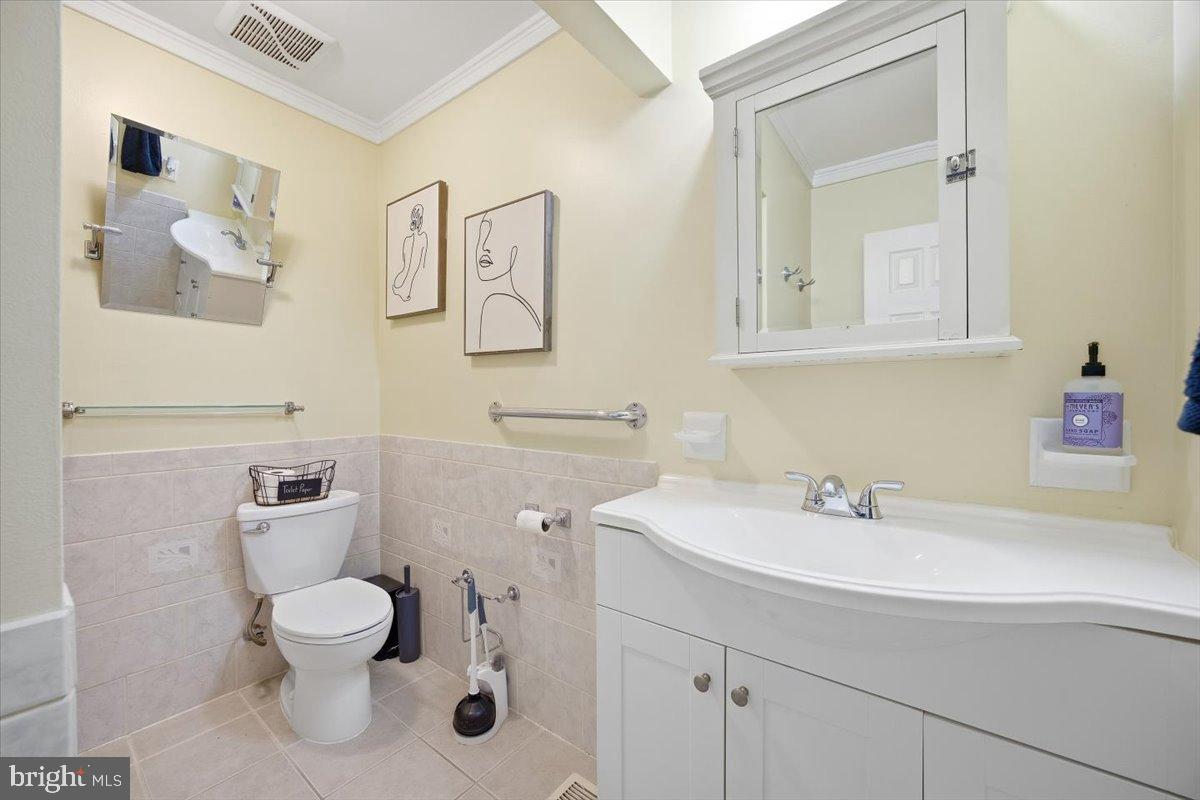 86 Via Cascata Drive Clementon, NJ 08021 - Photo 25 of 27 Charming bathroom with modern accents.