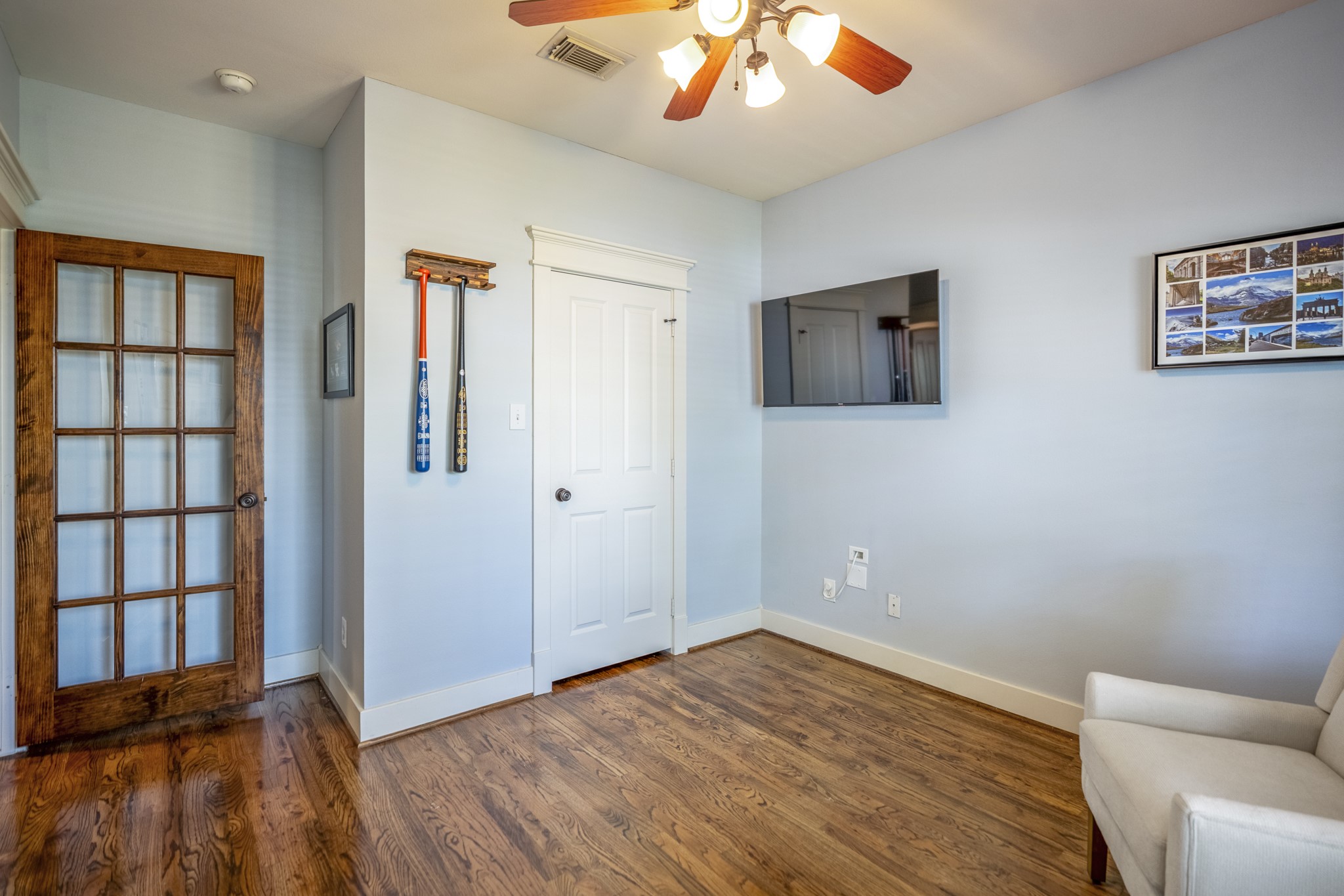 905 West 23rd Street Houston, TX 77008 - Photo 29 of 46 Thoughtfully positioned bedroom space with convenient access to shared bathroom.