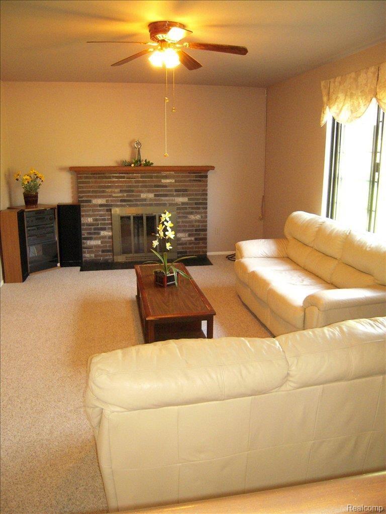 125 Foxboro Drive Rochester, MI 48309 - Photo 21 of 25 Family Room