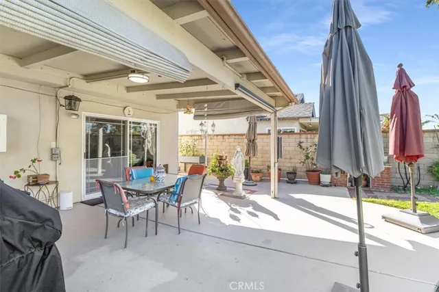 a view of a house with backyard and a tree