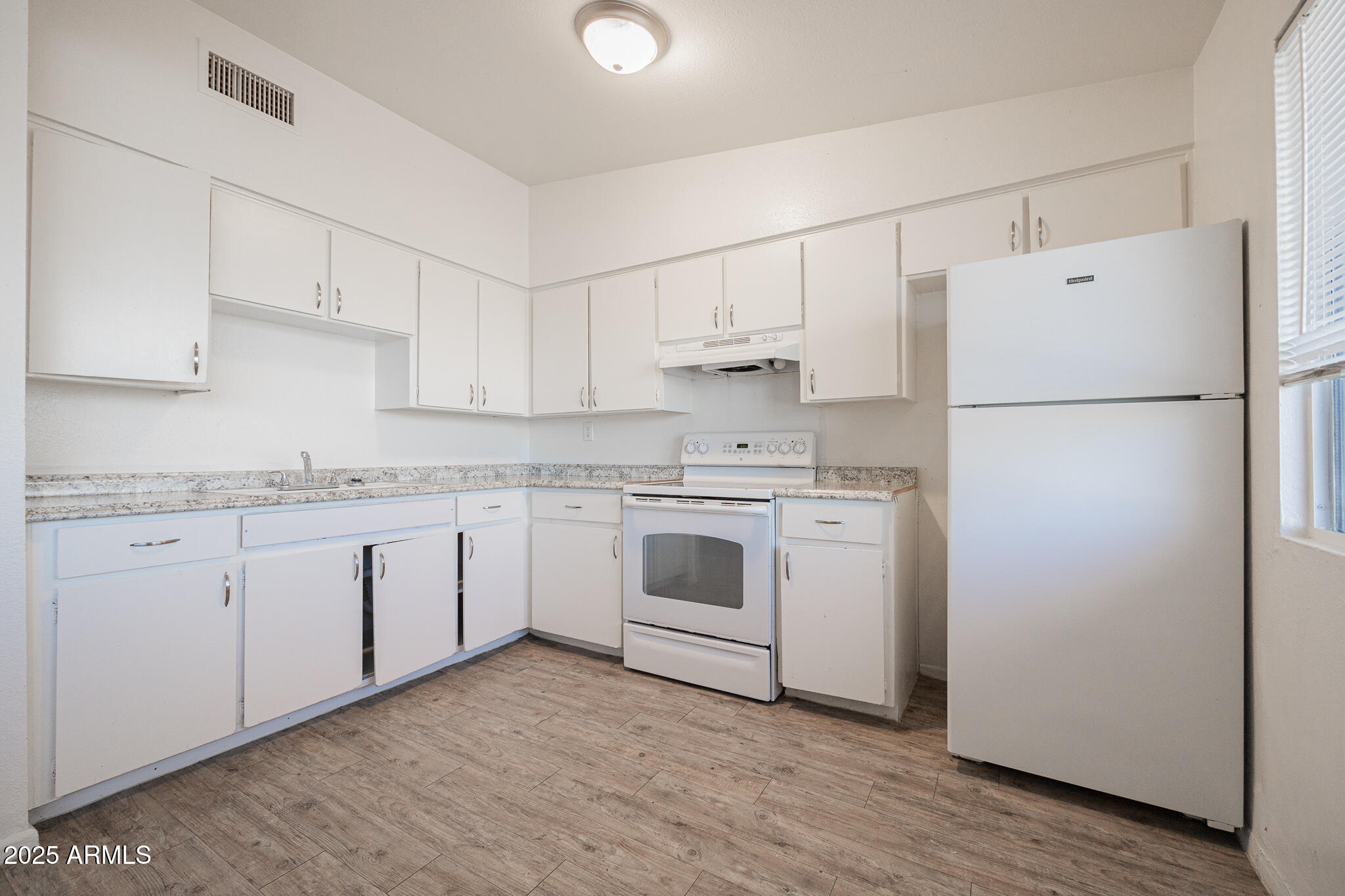 2131 West Devonshire Avenue, Unit 8 Phoenix, AZ 85015 - Photo 4 of 10 B33A3680