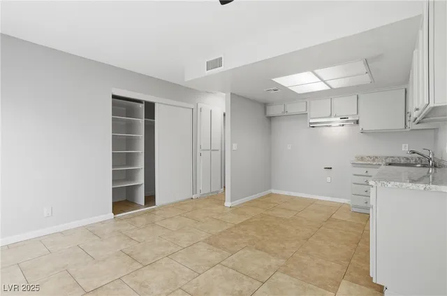 $1,385 | 2896 Klinger Circle, Unit 3, Las Vegas, NV 89121