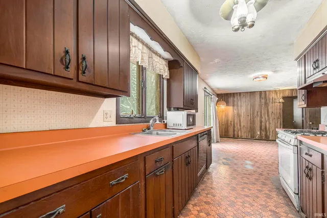 55335 Quince Road, South Bend, IN 46619