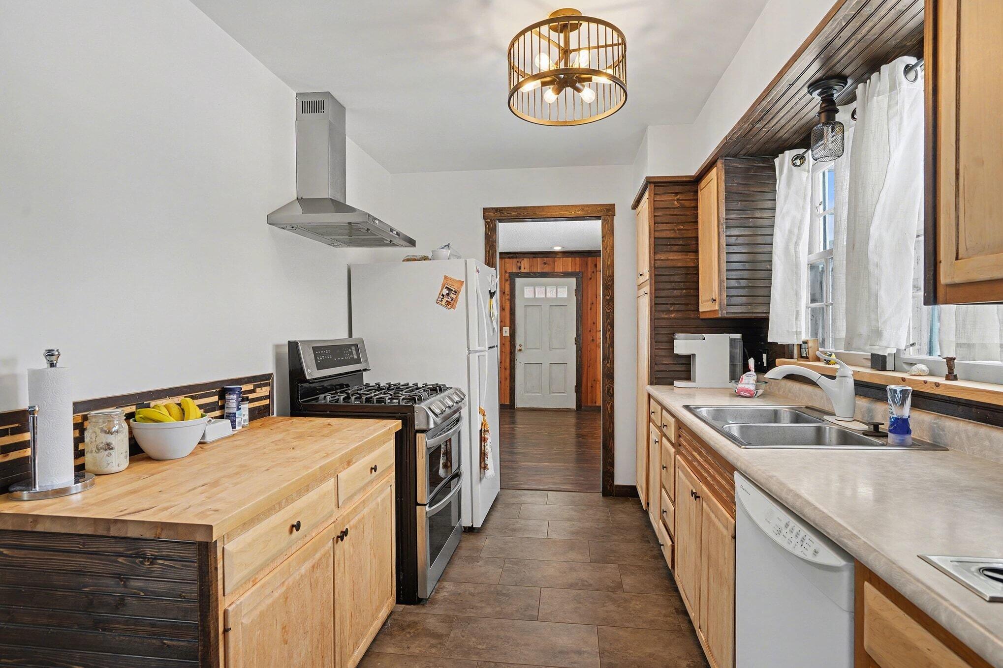 302 North Fulton Street Cassopolis, MI 49031 - Photo 6 of 31 006_file_9643