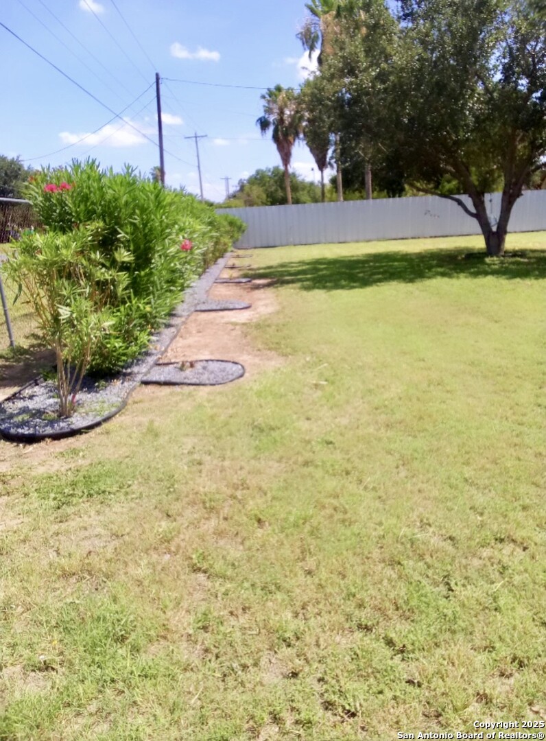 7605 North Doolittle Road Edinburg, TX 78542 - Photo 4 of 6 a view of a yard with an trees